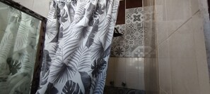 Design Studio Suite | Bathroom | Rainfall showerhead, designer toiletries, hair dryer, slippers - Suites Bugambilias Rooms Primavera Bosque (Zapopan)