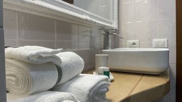 Dusche, Haartrockner, Bidet, Handtücher