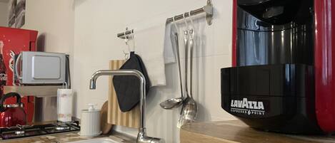 Een koelkast, een microgolfoven, een kookplaat