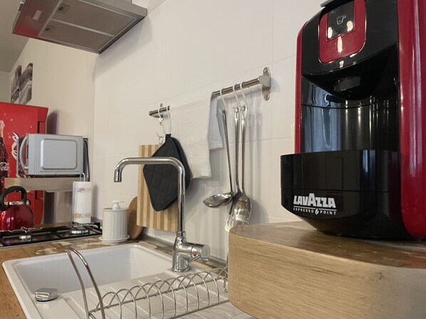 Kühlschrank, Mikrowelle, Herdplatte, Wasserkocher mit Kaffee-/Teezubehör