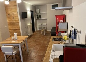 Kühlschrank, Mikrowelle, Herdplatte, Wasserkocher mit Kaffee-/Teezubehör