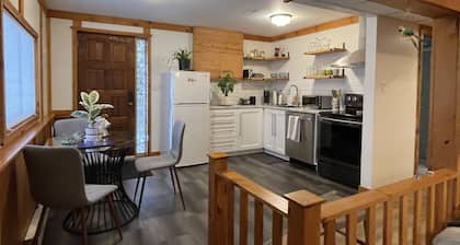 Affordable Lake-view golfers suite w/ firepit, grill, close to parks & beaches