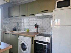 Frigorifero, microonde, forno, piano cottura