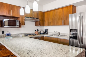 Refrigerador, microondas, horno y parrilla de estufa