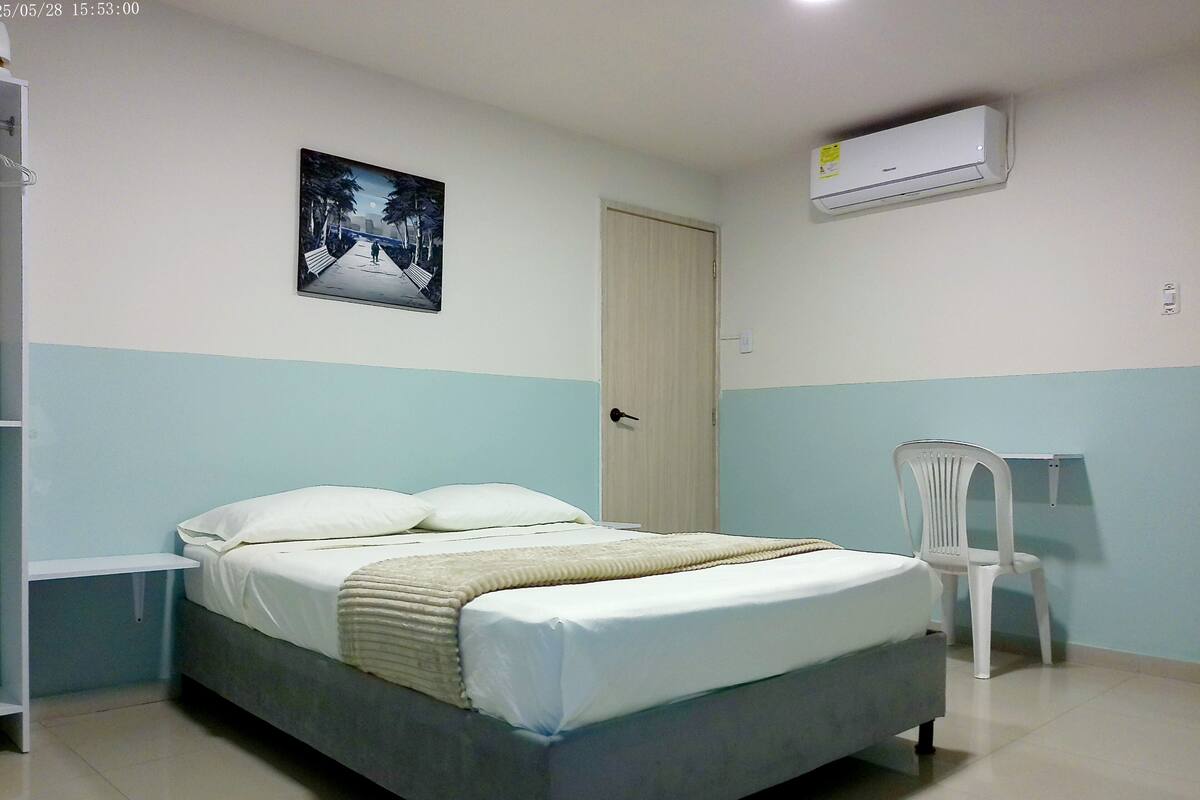 Quarto superior | 1 quarto, roupas de cama premium, edredons de pluma, Wi-Fi de cortesia