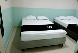 Habitación cuádruple | 1 habitación, ropa de cama de alta calidad, edredón y wifi gratis 