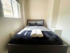 2 bedrooms, iron/ironing board, internet, bed sheets