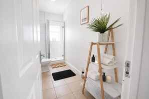 Unclassified image, 3 of 17, button - 2BR Flat, Free Parking & 12 min to Beachfront (Brighton and Hove)