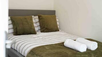 2 bedrooms, iron/ironing board, Internet, bed sheets