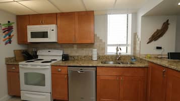 Coffee/tea maker, fridge, microwave, oven