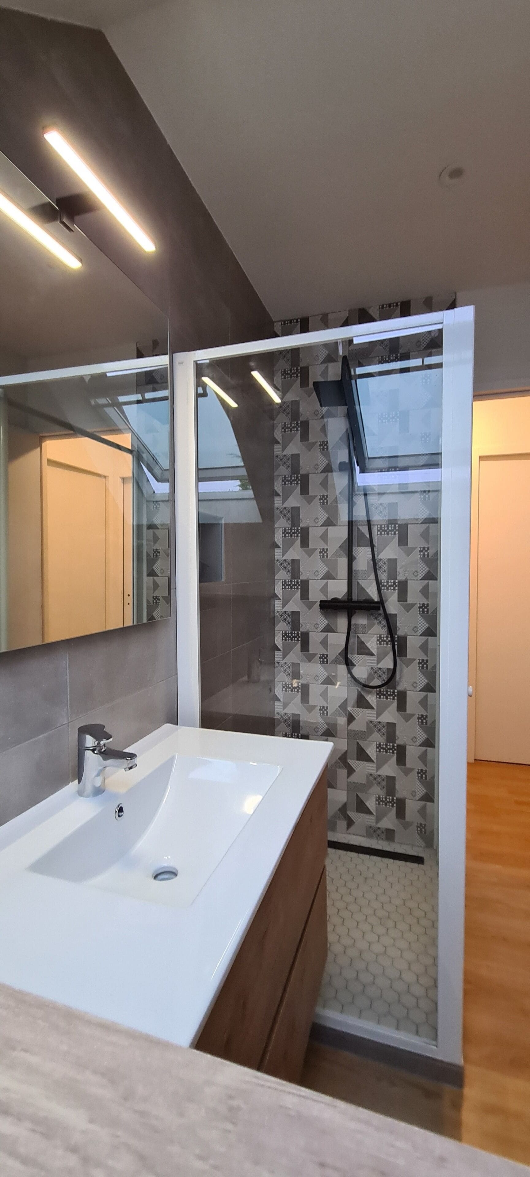 Douche, sèche-cheveux