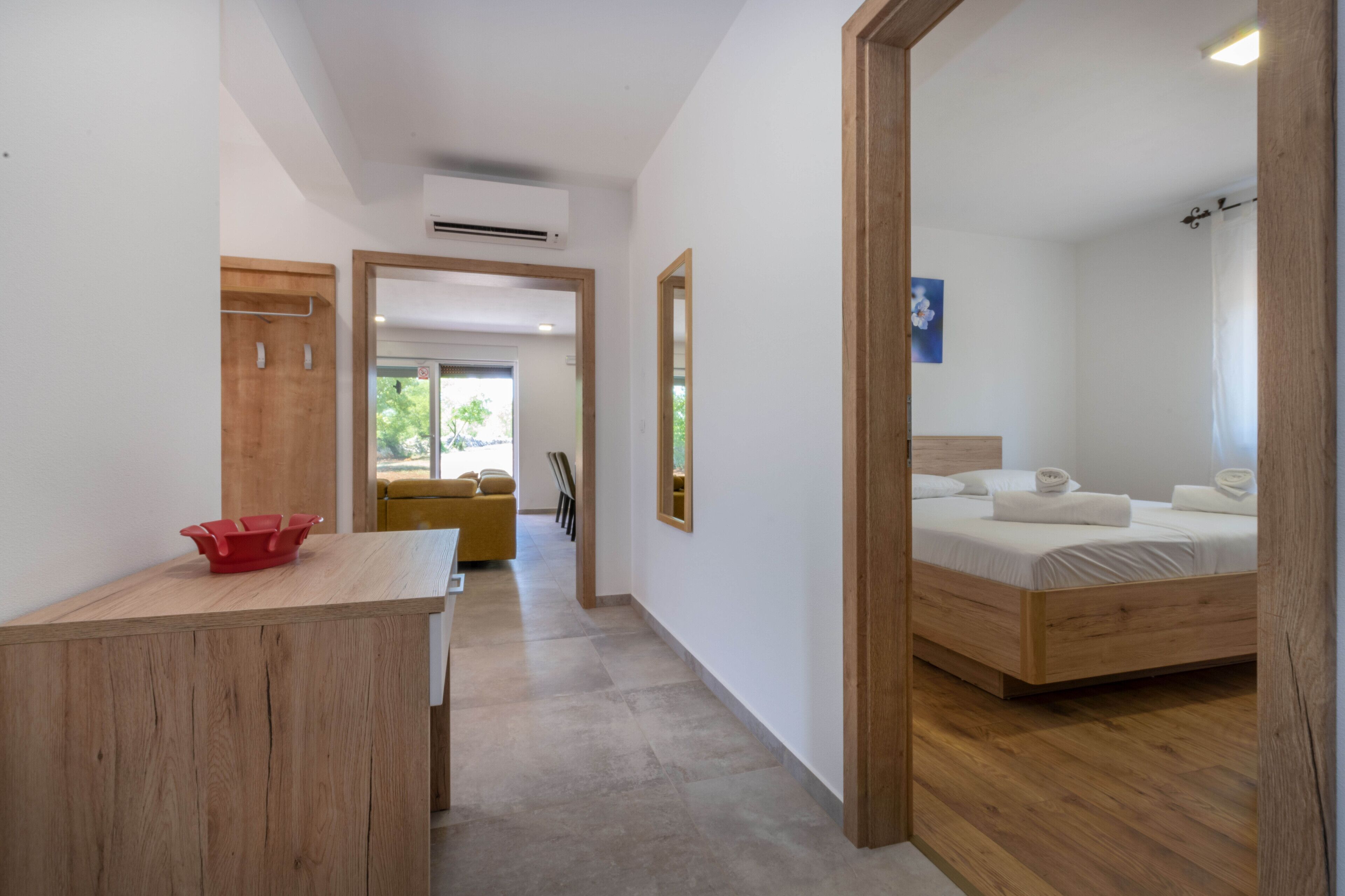 3 habitaciones, tabla de planchar con plancha y cuna de viaje 