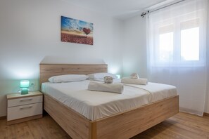 3 bedrooms, iron/ironing board, travel cot, free WiFi