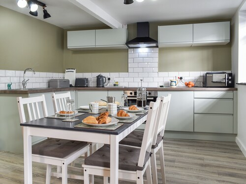 2 bedroom accommodation in Street