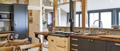 Lavavajillas y trona infantil