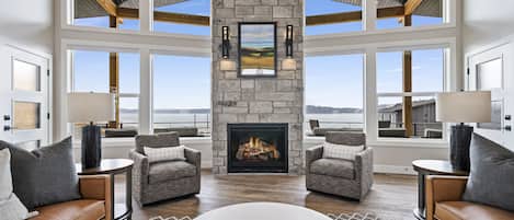 Smart TV, chimenea y tenis de mesa