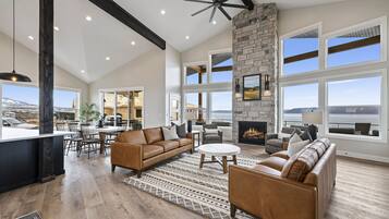 TV connectée, cheminée, jeux vidéo, table de tennis de table