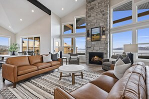 Smart TV, chimenea, videojuegos y tenis de mesa