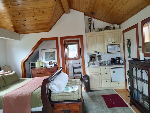 Iron/ironing board, bed sheets