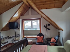 Iron/ironing board, bed sheets