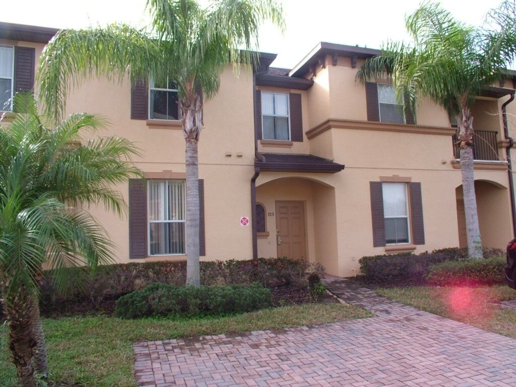 4 Bedroom 3.5 Bathroom 723 Calabria Town Home by RedAwning