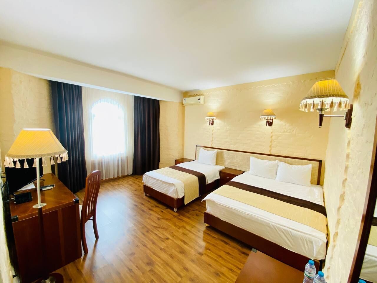 Habitación básica doble | Ropa de cama de alta calidad, edredones de plumas, escritorio