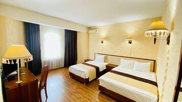 1 habitación, ropa de cama de alta calidad, cubrecamas y escritorio