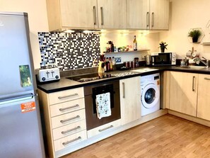 Kühlschrank, Mikrowelle, Ofen, Herdplatte