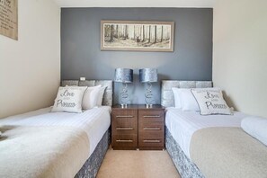 2 Schlafzimmer, Schreibtisch, Bügeleisen/Bügelbrett, WLAN