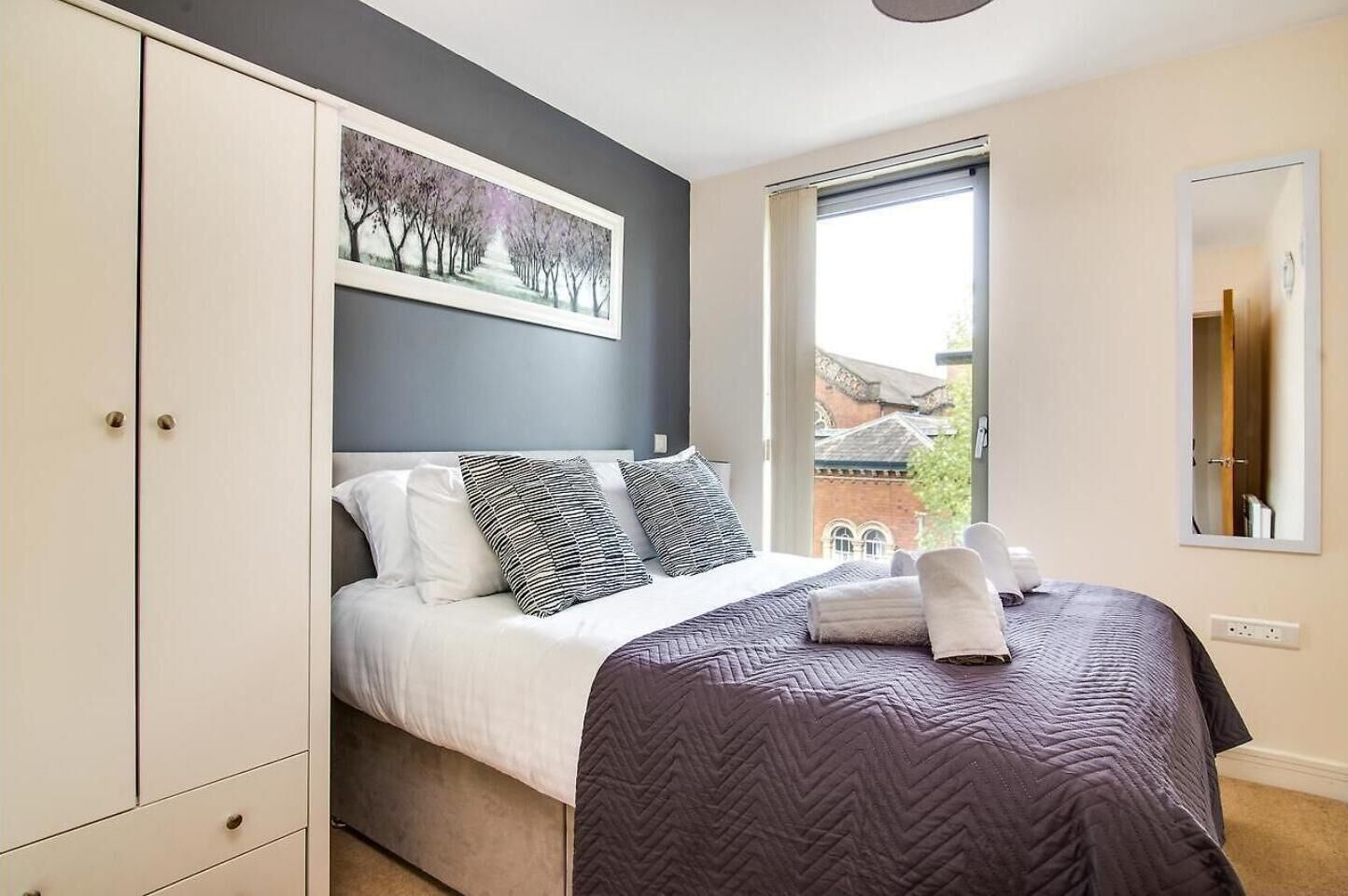 2 bedrooms, desk, iron/ironing board, WiFi