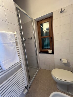 Cabezal de ducha tipo lluvia, toallas