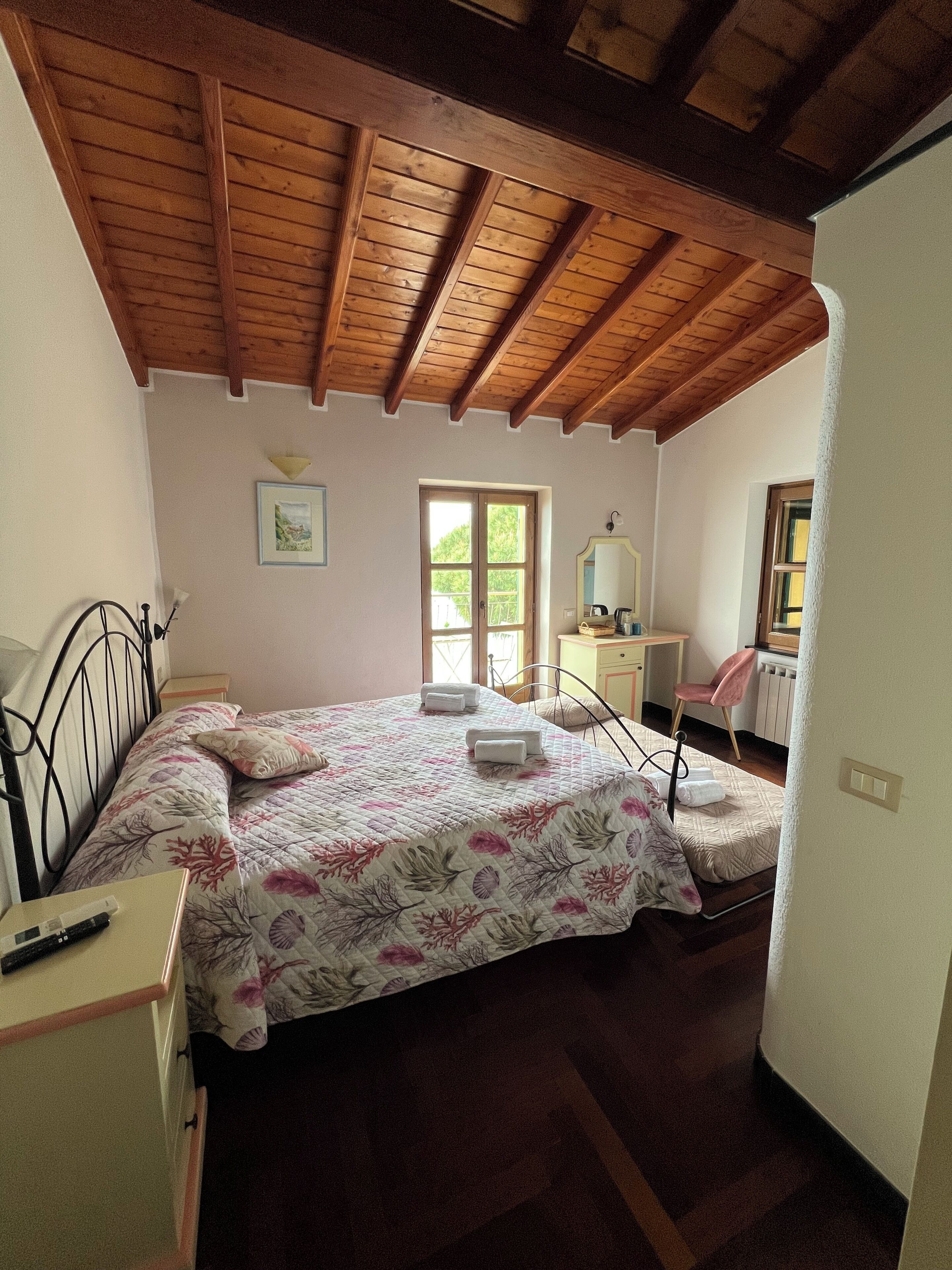 Habitación Deluxe | Escritorio y ropa de cama 