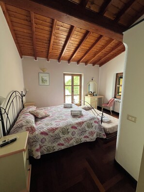 Desk, bed sheets - Locanda Valeria (Vernazza)