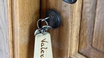 Basic Room | Desk, bed sheets