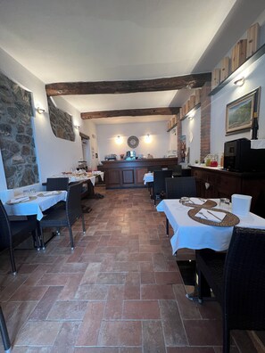 Free daily continental breakfast - Locanda Valeria (Vernazza)