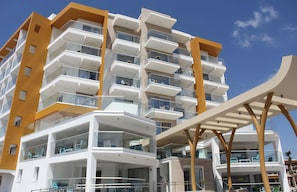 Front of property - Captain Pier Hotel (Paralimni)
