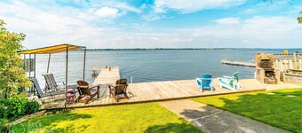 Stunning Sunset view and private waterfront lake