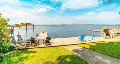 Stunning Sunset view and private waterfront lake