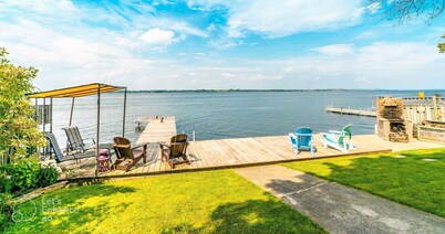 Stunning Sunset view and private waterfront lake