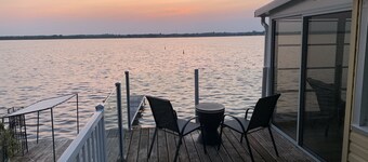 Stunning Sunset view and private waterfront lake
