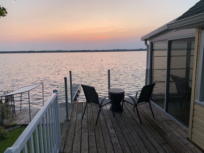 Stunning Sunset view and private waterfront lake