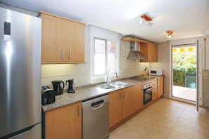 Fridge, microwave, oven, dishwasher - BRUSELAS 2 Terraced House (Cambrils)