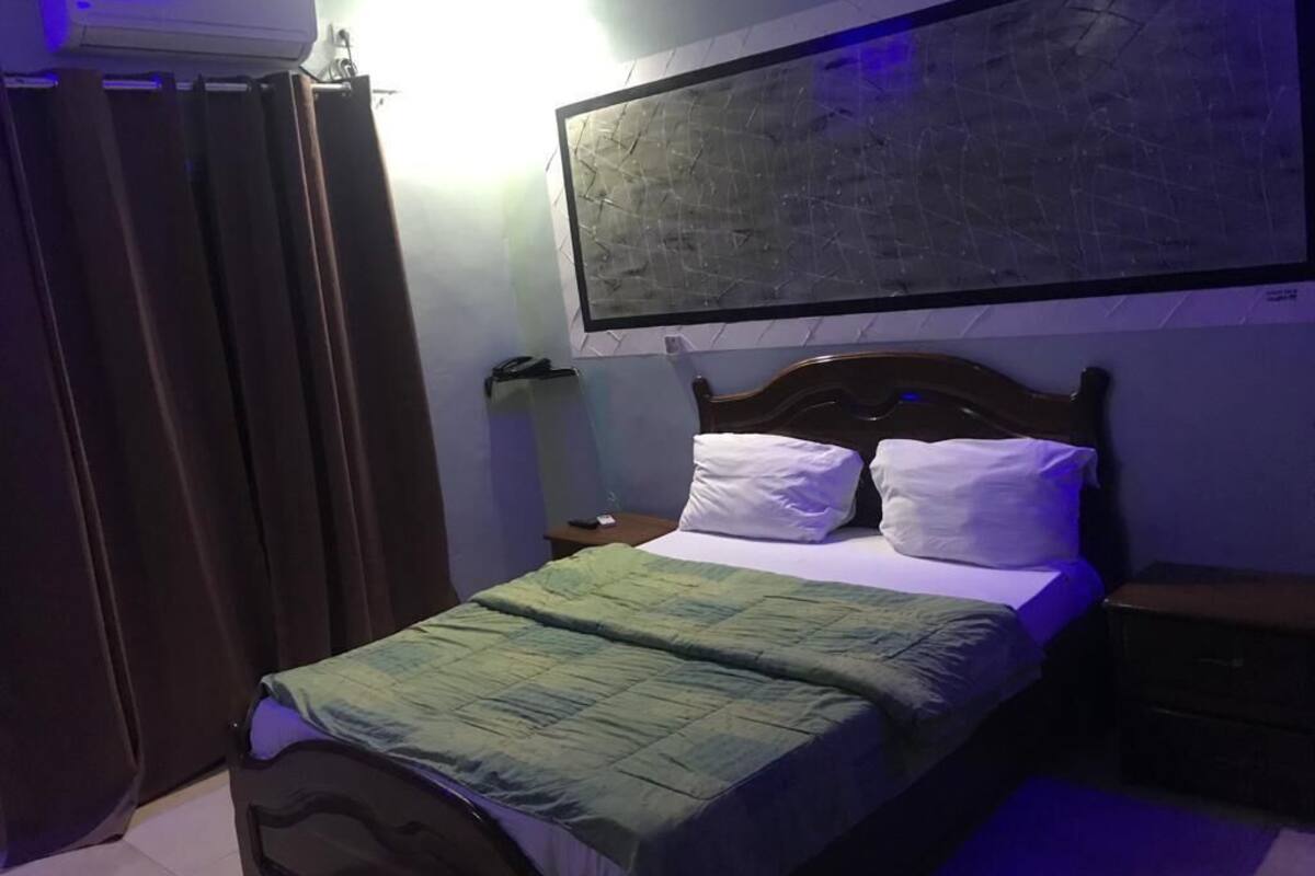 Quarto casal clássico | Frigobar, escrivaninha, espaço de trabalho para notebook
