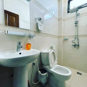 Suite monolocale Deluxe | Bagno | Set di cortesia gratuito, asciugamani
