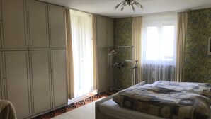 A bedroom with a bed, wardrobe, and a radiator. - Doppelhaushälfte mit Garten ca. 130qm (Radolfzell am Bodensee)
