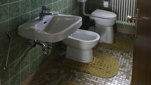 A bathroom with a sink, toilet, and mirror. - Doppelhaushälfte mit Garten ca. 130qm (Radolfzell am Bodensee)