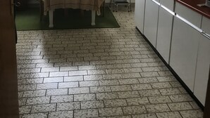 A kitchen with a dining table, a radiator, and a window with curtains. - Doppelhaushälfte mit Garten ca. 130qm (Radolfzell am Bodensee)