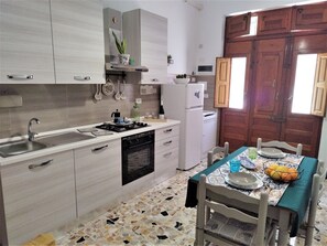 Private kitchen - S'Accomodassi - house near the sea (Avola)