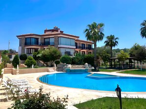 Seasonal outdoor pool, sun loungers - Salida Inn (Kusadasi)