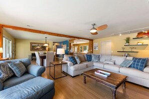 Smart-TV, Kamin, Bücher